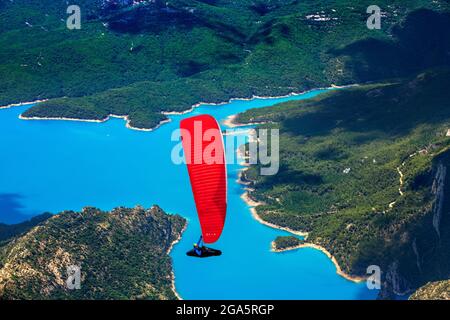 Gleitschirm genießt einen Flug in Ager, Lleida, Katalonien, Spanien. Flug über den Mont-rebei- und Canelles-Stausee. Landschaften von großer Schönheit wie der Natu Stockfoto
