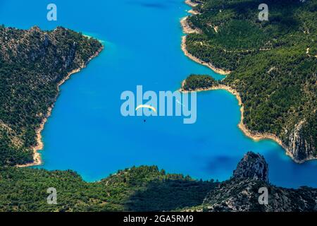 Gleitschirm genießt einen Flug in Ager, Lleida, Katalonien, Spanien. Flug über den Mont-rebei- und Canelles-Stausee. Landschaften von großer Schönheit wie der Natu Stockfoto