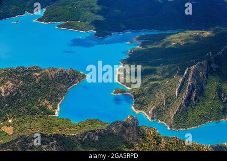 Gleitschirm genießt einen Flug in Ager, Lleida, Katalonien, Spanien. Flug über den Mont-rebei- und Canelles-Stausee. Landschaften von großer Schönheit wie der Natu Stockfoto