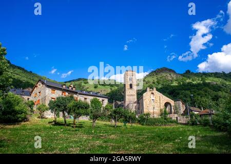 Die romanische Kirche Eglasia de La Natividad, Dorf Durro, Valle de Boi, Pyrenäen, Catlunya, Spanien. Durro ist eine Stadt in der Gemeinde Valle d Stockfoto