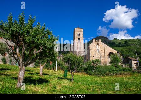 Die romanische Kirche Eglasia de La Natividad, Dorf Durro, Valle de Boi, Pyrenäen, Catlunya, Spanien. Durro ist eine Stadt in der Gemeinde Valle d Stockfoto