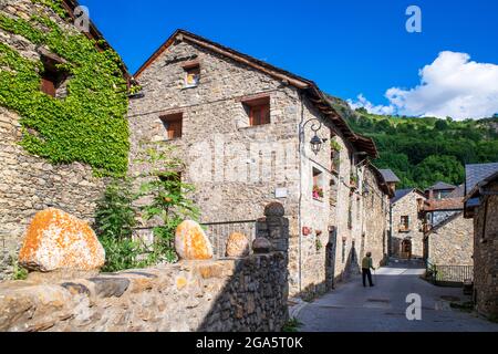 Straßen und Steinhäuser von Durro ländlichen Dorf, Valle de Boi, Pyrenäen, Catlunya, Spanien. Durro ist eine Stadt in der Gemeinde Valle de Bohí in der Stockfoto