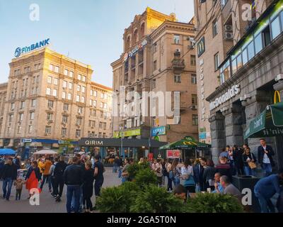 Kiew, Ukraine-28. April 2018: Menschen essen, reden und wandern im Stadtzentrum von Kiew, Ukraine. Die berühmte Fastfood-Marke mc Donals sehr popu Stockfoto