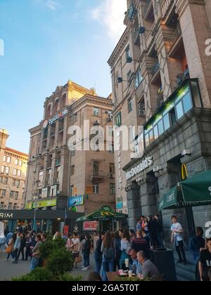 Kiew, Ukraine-28. April 2018: Menschen essen, reden und wandern im Stadtzentrum von Kiew, Ukraine. Die berühmte Fastfood-Marke mc Donals sehr popu Stockfoto