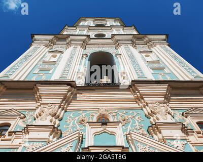 Kiew, Ukraine-28. April 2018: Menschen beobachten die wunderschöne Landschaft auf dem Glockenturm der Sophienkathedrale in Kiew, Ukraine. Stockfoto