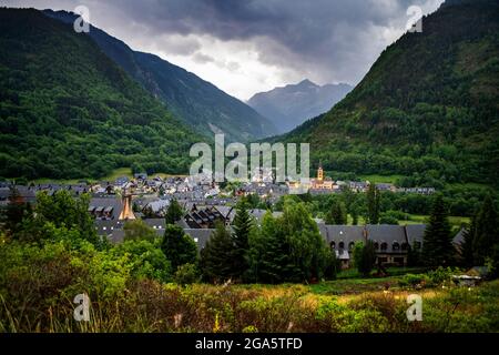 Landschaft von Arties Dorf Viella, Val d'Aran, Aran-Tal im Aran-Tal in den Pyrenäen Lleida Katalonien Spanien. Die Stadt Arties hat 524 Einwohner Stockfoto