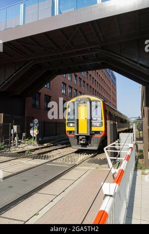 Fahren Sie mit dem Zug 158 East Midlands Railway bis Lincoln City Railway Station 2021 Stockfoto