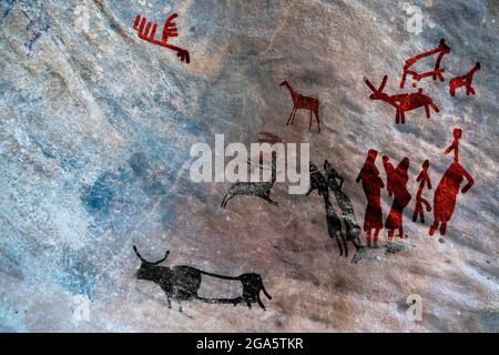 Fresko in Cogul, Lérida, Spanien. In der linken oberen Ecke sehen wir ein symbolisches Zeichen für die Jagd. Rechts ist ein verkleideter Jäger. In der Mitte A Stockfoto
