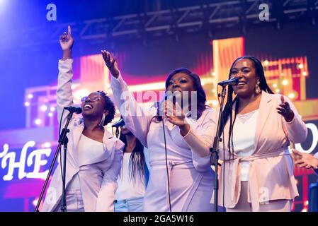 Der Kingdom Choir tritt im Juli 2021 auf einem Musikfestival in Maldon, Essex, Großbritannien, auf, nachdem die COVID-Beschränkungen auslaufen Stockfoto