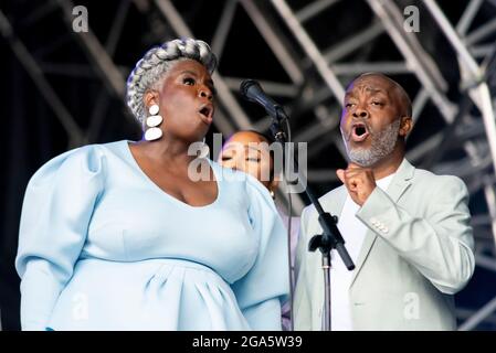 Der Kingdom Choir tritt im Juli 2021 auf einem Musikfestival in Maldon, Essex, Großbritannien, auf, nachdem die COVID-Beschränkungen mit Karen Gibson enden Stockfoto