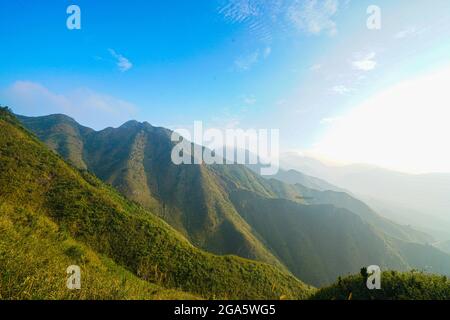 Schöne Aussicht auf die Berge in Binh Lieu Bezirk Quang Ninh Provinz Nordvietnam Stockfoto