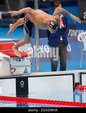 Tokio, Kanto, Japan. Juli 2021. Caeleb Dressel (USA) beim 100-m-Freestyle-Finale der Männer während der Olympischen Sommerspiele 2020 in Tokio im Tokyo Aquatics Center. (Bild: © David McIntyre/ZUMA Press Wire) Stockfoto