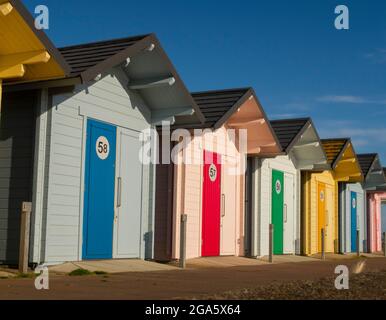 Mablethorpe, Lincolnshire, Großbritannien. Juli 2021. VEREINIGTES KÖNIGREICH. Wetter in Großbritannien. Ein sonniger Sommermorgen zeigt die Farben der dekorierten Strandhütten an der Strandpromenade von Mablethorpe an der Ostküste von Lincolnshire. Quelle: phil wilkinson/Alamy Live News Stockfoto