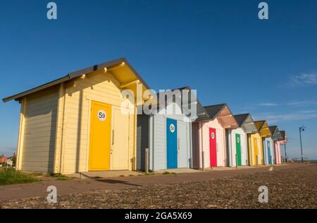 Mablethorpe, Lincolnshire, Großbritannien. Juli 2021. VEREINIGTES KÖNIGREICH. Wetter in Großbritannien. Ein sonniger Sommermorgen zeigt die Farben der dekorierten Strandhütten an der Strandpromenade von Mablethorpe an der Ostküste von Lincolnshire. Quelle: phil wilkinson/Alamy Live News Stockfoto