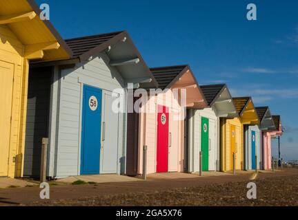 Mablethorpe, Lincolnshire, Großbritannien. Juli 2021. VEREINIGTES KÖNIGREICH. Wetter in Großbritannien. Ein sonniger Sommermorgen zeigt die Farben der dekorierten Strandhütten an der Strandpromenade von Mablethorpe an der Ostküste von Lincolnshire. Quelle: phil wilkinson/Alamy Live News Stockfoto