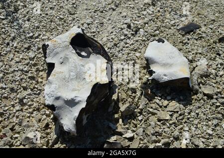 Natursteinmineral. Gewinnung von Mineralien, die in der Bau- und Landschaftsgestaltung verwendet werden. Gesteinsformation in einem Tagebau abgebaut Stockfoto