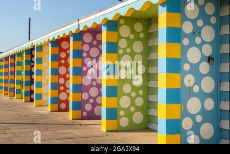 Mablethorpe, Lincolnshire, Großbritannien. Juli 2021. VEREINIGTES KÖNIGREICH. Wetter in Großbritannien. Ein sonniger Sommermorgen zeigt die Farben der dekorierten Strandhütten an der Strandpromenade von Mablethorpe an der Ostküste von Lincolnshire. Quelle: phil wilkinson/Alamy Live News Stockfoto