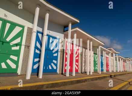 Mablethorpe, Lincolnshire, Großbritannien. Juli 2021. VEREINIGTES KÖNIGREICH. Wetter in Großbritannien. Ein sonniger Sommermorgen zeigt die Farben der dekorierten Strandhütten an der Strandpromenade von Mablethorpe an der Ostküste von Lincolnshire. Quelle: phil wilkinson/Alamy Live News Stockfoto