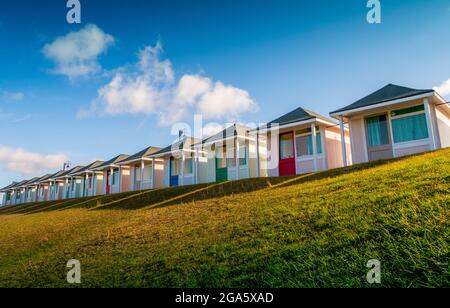 Mablethorpe, Lincolnshire, Großbritannien. Juli 2021. VEREINIGTES KÖNIGREICH. Wetter in Großbritannien. Ein sonniger Sommermorgen zeigt die Farben der dekorierten Strandhütten an der Strandpromenade von Mablethorpe an der Ostküste von Lincolnshire. Quelle: phil wilkinson/Alamy Live News Stockfoto