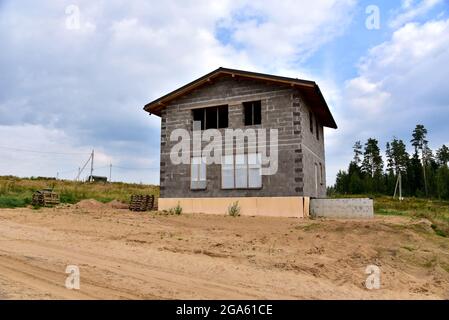 Bau eines Hauses aus Blähton-Betonblöcken. Unfertiges Privathaus von Ceramsite Betonblöcken auf einer Baustelle.Technologie des Konstrukts Stockfoto