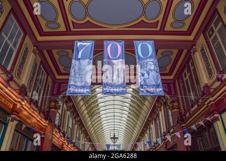 Banner auf dem Leadenhall Market, als das Wahrzeichen sein 700-jähriges Bestehen feiert. London, Großbritannien 28 Juli 2021. Stockfoto