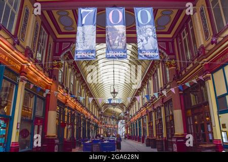 Banner auf dem Leadenhall Market, als das Wahrzeichen sein 700-jähriges Bestehen feiert. London, Großbritannien 28 Juli 2021. Stockfoto