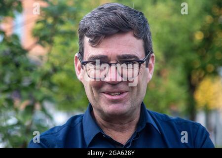 Salford, Großbritannien. Juli 2021. Andy Burnham, Bürgermeister von Greater Manchester, besucht das Salford Royal Hospital zum ersten Mal seit Beginn der Pandemie, um zu sehen, wie Krankenhäuser damit fertig werden. Kredit: SOPA Images Limited/Alamy Live Nachrichten Stockfoto