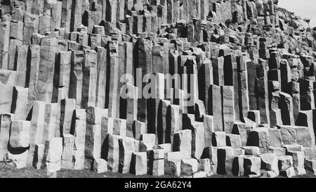 Graustufenaufnahme von Basaltsäulen Stockfoto