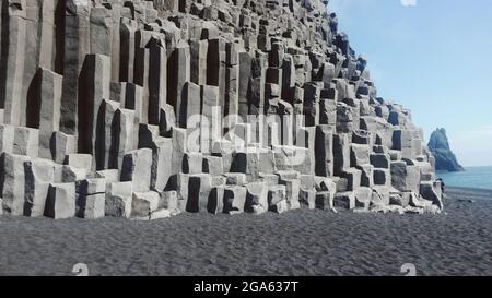 Graustufenaufnahme von Basaltsäulen Stockfoto