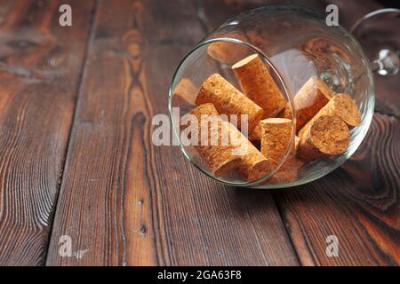Korken aus Weinflaschen leeren Weinflasche auf Holzhintergrund Stockfoto