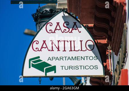 Carmona Spanien 26. Juli 2021 Handelsschild Front ein Geschäft befindet sich in Carmona, einer alten Stadt namens der helle Stern von Europa, die Stadt zeigt eine typische Stockfoto
