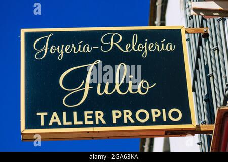 Carmona Spanien 26. Juli 2021 Handelsschild Front ein Geschäft befindet sich in Carmona, einer alten Stadt namens der helle Stern von Europa, die Stadt zeigt eine typische Stockfoto