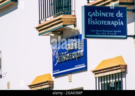 Carmona Spanien 26. Juli 2021 Handelsschild Front ein Geschäft befindet sich in Carmona, einer alten Stadt namens der helle Stern von Europa, die Stadt zeigt eine typische Stockfoto
