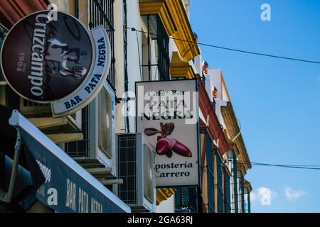 Carmona Spanien 26. Juli 2021 Handelsschild Front ein Geschäft befindet sich in Carmona, einer alten Stadt namens der helle Stern von Europa, die Stadt zeigt eine typische Stockfoto