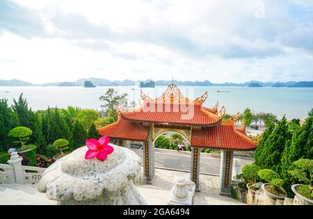 Nice Cai Bau Pagode in Van Don Bezirk Quang Ninh Provinz Nordvietnam Stockfoto