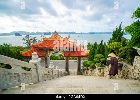 Nice Cai Bau Pagode in Van Don Bezirk Quang Ninh Provinz Nordvietnam Stockfoto