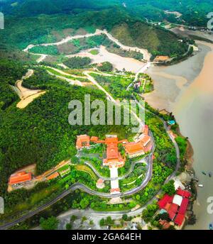 Nice Cai Bau Pagode in Van Don Bezirk Quang Ninh Provinz Nordvietnam Stockfoto