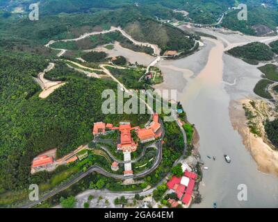 Nice Cai Bau Pagode in Van Don Bezirk Quang Ninh Provinz Nordvietnam Stockfoto