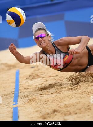 Tokio, Japan. Juli 2021. Karla Borger aus Deutschland tritt beim Vorspiel der Frauen beim Beachvolleyball zwischen Julia Sude/Karla Borger aus Deutschland und Katja Stam/Raisa Schoon aus den Niederlanden bei den Olympischen Spielen 2020 in Tokio, Japan, am 29. Juli 2021 an. Quelle: Li He/Xinhua/Alamy Live News Stockfoto