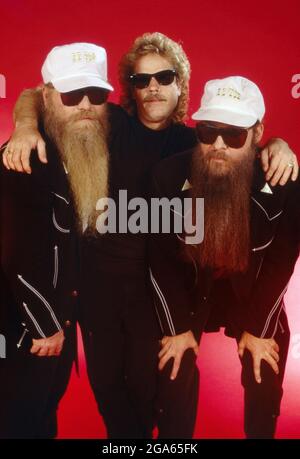 Billy Gibbons, Frank Beard und Dusty Hill von ZZ Top, amerikanische Rockband, bei einem Konzert in München, Deutschland 1986. Billy Gibbons, Frank Beard und Dusty Hill von der amerikanischen Rockband ZZ Top bei ihrem Konzert in München 1986. | Mindestgebühr 30 EUR Stockfoto