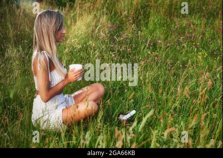 Blonde Mädchen üben Meditation im Morgengrauen Stockfoto