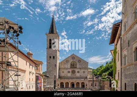 Die Piazza del Duomo in Spoleto, Italien, mit den Vorbereitungen für das traditionelle Fest der beiden Welten Stockfoto