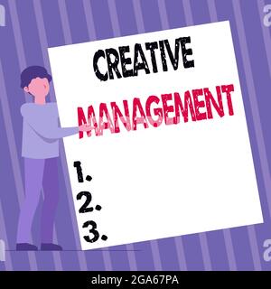 Schreiben Anzeige Text Creative Management. Business Showcase Management von kreativen Denkfähigkeiten und mentalen Prozessen man Standing Drawing Holding Stockfoto