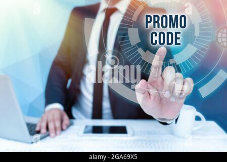 Textunterschrift mit Aktionscode. Business Schaufenster Buchstaben oder Zahlen, die einen Rabatt auf etwas Business man Sitting Desk Laptop ermöglicht Stockfoto
