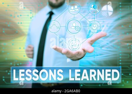 Textschild mit gelernten Lektionen. Konzeptionelles Foto das Wissen oder Verständnis durch Erfahrung gewonnen Gentelman Uniform Standing Holding New Stockfoto