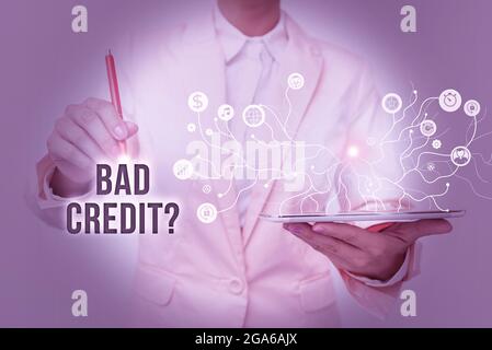 Es wird eine Frage mit dem Text „Bad Credit“ geschrieben. Unternehmensübersicht eine schlechte Bonität aufgrund von Nichtzahlung der Kredite Lady in Uniform Standing und Holding Stockfoto