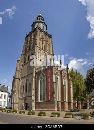 ZUTPHEN, NIEDERLANDE - 25. Jul 2021: Walburgiskerk Kathedrale mit rotem Fotobanner der Weltpresse, das an der Stelle der Ausstellung hängt. Jährlich Stockfoto