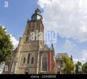 ZUTPHEN, NIEDERLANDE - 25. Jul 2021: Rotes Banner mit der Weltpresse-Fotoausstellung, die an der Walburgiskerk-Kathedrale hängt, wo sich die Ausstellung befindet Stockfoto