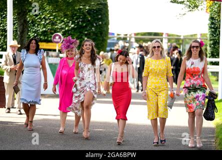 Rennfahrer kommen vor dem dritten Tag des Goodwood Festivals auf der Goodwood Racecourse in Chichester an. Stockfoto