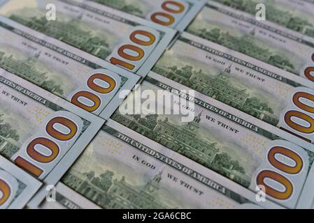 HINTERGRUND: 100 US-Dollar-Scheine. Geld american hundert Textur Noten Design. Finanzkonzept. Finanzoperationen Stockfoto